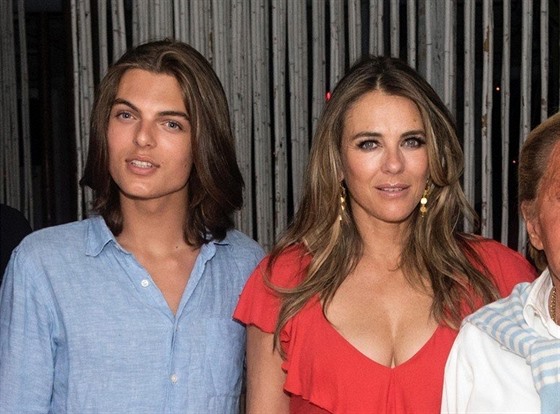 Damian Hurley a jeho matka Elizabeth Hurley (Atény, 8. srpna 2018)