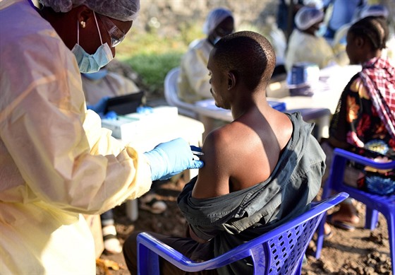 Lékai v Kongu okují obyvatele ve mst Goma proti ebole. (17. ervence 2019)
