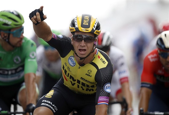 Nizozemský cyklista Dylan Groenewegen slaví triumf v 7. etap Tour de France.