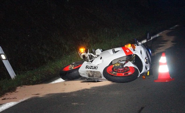 V noci na nedli pi nehod motorky zemela mladá ena (13. ervence 2019).