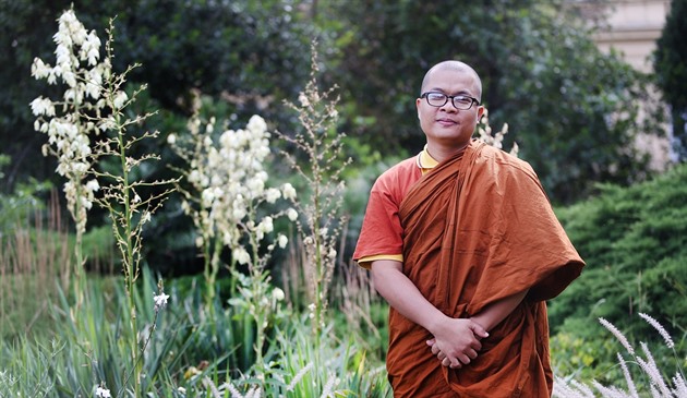 Buddhistický mnich Dharmapriya Sraman pi stái na Masarykov univerzit...