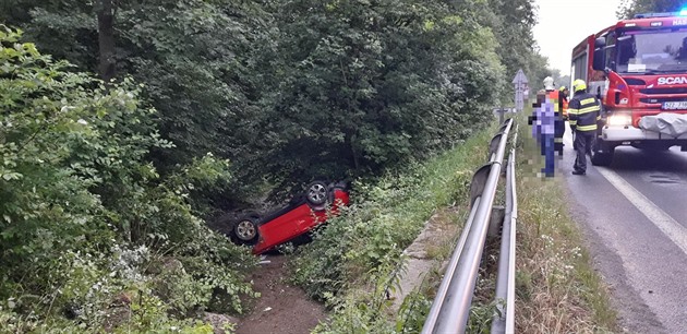 Auto skonilo ped Valaským Meziíím v koryt potoka.