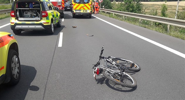 Řidič na Přerovsku vjel do protisměru a srazil cyklistku. Ta nehodu nepřežila