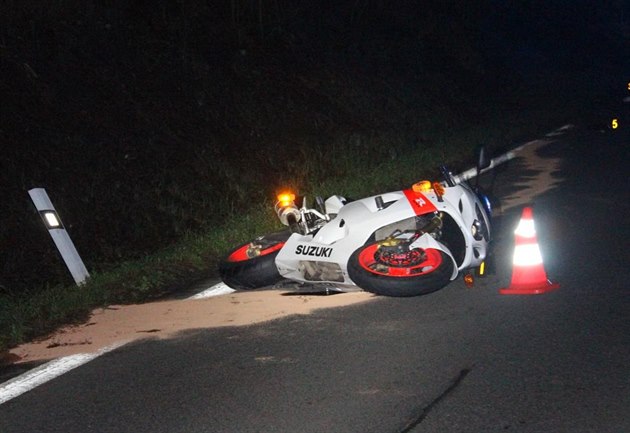 V noci na nedli pi nehod motorky zemela mladá ena (13. ervence 2019).