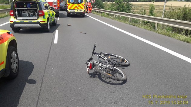 tyiasedmdesátiletý cyklista vjel vozidlu do jízdní dráhy, na míst zemel.