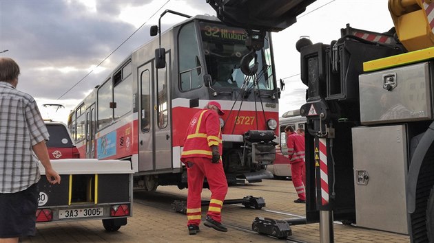 Dne 9. 7. nastaly první komplikace u náhradní dopravy na úseku Hluboepy - Sídlit Barrandov jeden z voz T6A5 ml technickou závadu a musel být odtaen, pod podvozek se umístily tzv. bakory se kterými dojela sama na smyku Hluboepy do smyky Smíchovsk