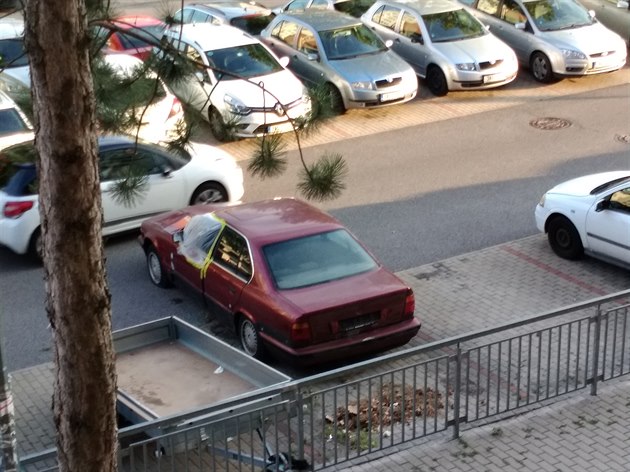 Dobrý veer, dnes tu sice byla policie a autovrak stojí na parkoviti adu let, nicmén NIKDY nebyl v polovin vozovky jeliko ml propíchlé a vyputné pneumatiky... Co nebo kdo jej tém do pl vozovky rozpohyboval zjiovala ráno pítomná policie, odta