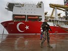Turecká taská lo Yavuz je eskortovaná plavidlem turecké armády k pobeí...