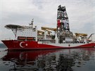 Turecká taská lo Yavuz je eskortovaná plavidlem turecké armády k pobeí...