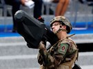 Francouzský voják pedvádí protidronovou zbra (14. ervence 2019)
