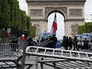 Francouzská policie poblí barikád u Vítzného oblouku, odkud ped momenty...
