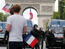 Francouzská poádková policie poblí barikád u Vítzného oblouku, odkud ped...