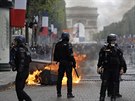 Francouzská poádková policie rozhání demonstranty z okolí Vítzného oblouku....