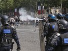 Francouzská poádková policie rozhání demonstranty z okolí Vítzného oblouku....
