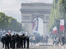 Francouzská poádková policie poblí barikád u Vítzného oblouku, odkud ped...