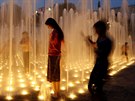 Dti si v parném podveeru hrají ve vodní fontán v Jeruzalém (17. ervence...