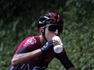 Kolumbijský cyklista Egan Bernal se oberstvuje bhem Tour de France.