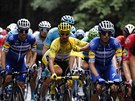 Lídr Tour de France Julian Alaphilippe ve lutém trikotu uprosted pelotonu...
