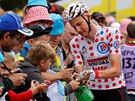 Tim Wellens se v dresu krále hor podepisuje fanoukm na Tour de France.
