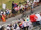 Birtský cyklista Simon Yates se krábe na jeden z pyrenejských vrchol bhem...