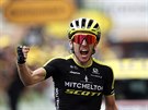 Britský cyklista Simon Yates slaví vítzství ve 12. etap Tour de France.