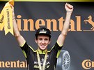 Britský cyklista Simon Yates slaví vítzství ve 12. etap Tour.