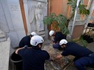 Na malém hbitov ve Vatikánu poblí Svatopetrské baziliky specialisté za...