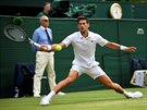 Srbský tenista Novak Djokovi bhem tvrtfinále Wimbledonu, ve kterém se...