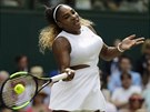Amerianka Serena Williamsová odehrává balon bhem finále Wimbledonu.