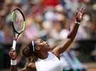 Amerianka Serena Williamsová podává bhem finále Wimbledonu.