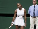 Amerianka Serena Williamsová smutní po prohraném balonu bhem finále...