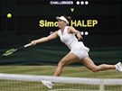 Rumunka Simona Halepová odehrává balon bhem finále Wimbledonu.