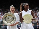 Vítzka Wimbledonu Simona Halepová (vlevo) a poraená finalistka, Amerianka...