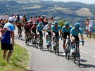 Peloton bhem osmé etapy Tour de France, který táhne tým Astany, za ním jede...