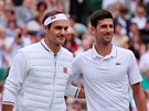 výcar Roger Federer (vlevo) a Srb Novak Djokovi pózují ped zaátkem finále...