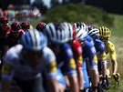 Lídr Tour de France Julian Alaphilippe jede ukrytý za svými kolegy z týmu...