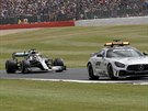 Lewis Hamilton z Mercedesu následuje safety car bhem Velké ceny Británie.