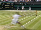 Srb Novak Djokovi odehrává balon bhem finále Wimbledonu.