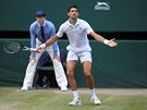 Srb Novak Djokovi se vzteká bhem finále Wimbledonu.