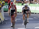 Daryl Impey (vpravo) a Tiesj Benoot sprintují do cíle deváté etapy Tour de...