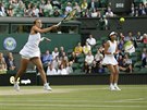 Barbora Strýcová odehrává balon bhem finále deblu ve Wimbledonu.