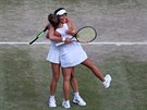 Barbora Strýcová se raduje se Sie Šu-wej z vítězství ve Wimbledonu.