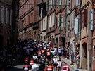 Peloton projídí mstem Albi bhem jedenácté etapy Tour de France.