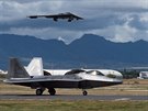 Bombardér B-2 Spirit a stíhaka F-22 Raptor