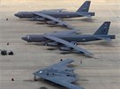Bombardér B-2 Spirit a dva bombardéry B-52