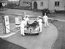 enská obsluha peuje o brouka 23. srpna 1954 u benzinky v Deidesheimu nedaleko...