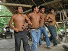 V Amazonii znám místa, kde do života původních obyvatel vstoupila těžba nafty....