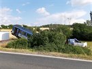 U obce P���ina na Rakovnicku se srazila dod�vka s vlakem. P�i nehod� zem�el...