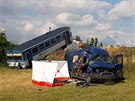 U obce P���ina na Rakovnicku se srazila dod�vka s vlakem. P�i nehod� zem�el...