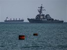 Americký torpédoborec USS Carney poblí ukrajinské Odsy